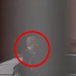 Luis Caputo respondió con un grosero gesto a una mujer que le gritó “chorro” frente a Casa Rosada