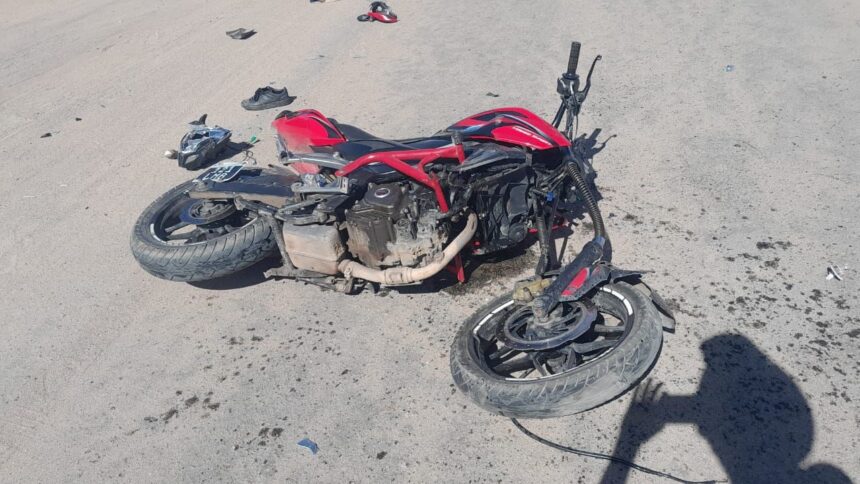 Chepes: Una camioneta giró en U y termino chocando a un motociclista