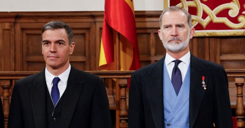 Video: el descortés gesto de Pedro Sánchez al recibir al Rey de España que desató la polémica Video: el descortés gesto de Pedro Sánchez al recibir al Rey de España que desató la polémica