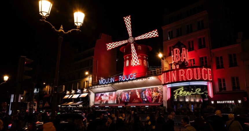 Estupor en París: se derrumbaron las aspas del molino del emblemático cabaret Moulin Rouge Estupor en París: se derrumbaron las aspas del molino del emblemático cabaret Moulin Rouge