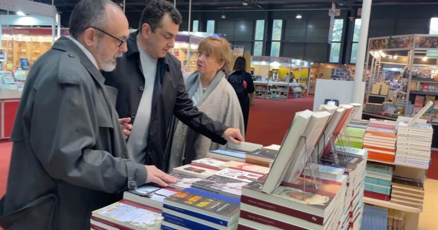 Tras bajarse del acto oficial, Cifelli recorrió hoy la Feria del Libro “como un lector más” Tras bajarse del acto oficial, Cifelli recorrió hoy la Feria del Libro “como un lector más”