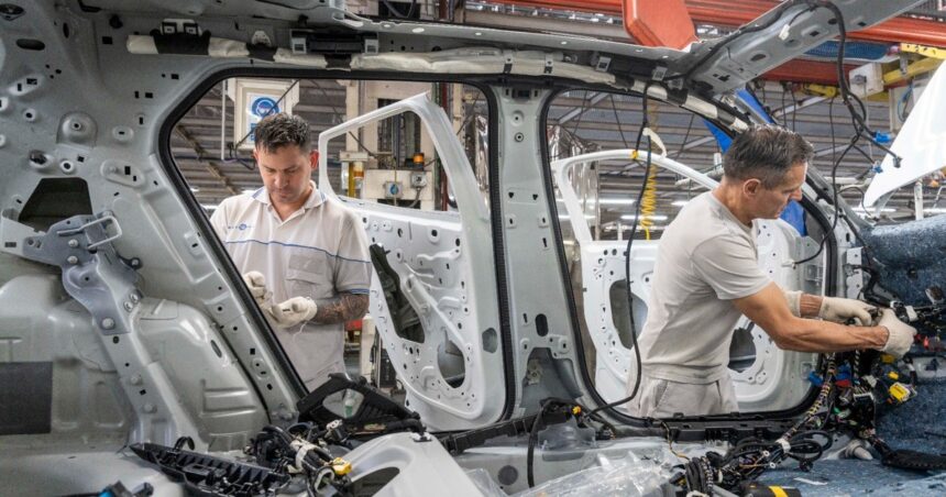 Lanzan el nuevo Peugeot 2008 nacional con una inversión de US$ 270 millones Lanzan el nuevo Peugeot 2008 nacional con una inversión de US$ 270 millones