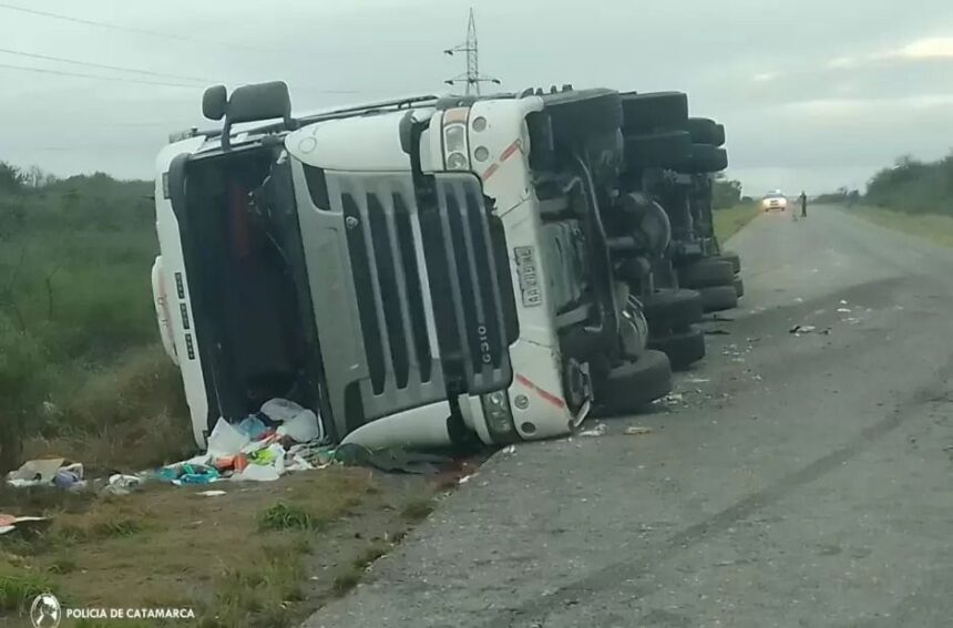 Un camionero riojano que transportaba limones volcó en La Paz – Catamarca. Un camionero riojano que transportaba limones volcó en La Paz – Catamarca.