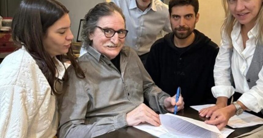Charly García por fin firmó contrato: cuándo sale su tan esperado disco “La lógica del escorpión” Charly García por fin firmó contrato: cuándo sale su tan esperado disco “La lógica del escorpión”