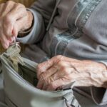 ¿Quién paga el ajuste?: el 60% del recorte es por “licuación” de ingresos y solo el 27% por “motosierra”
