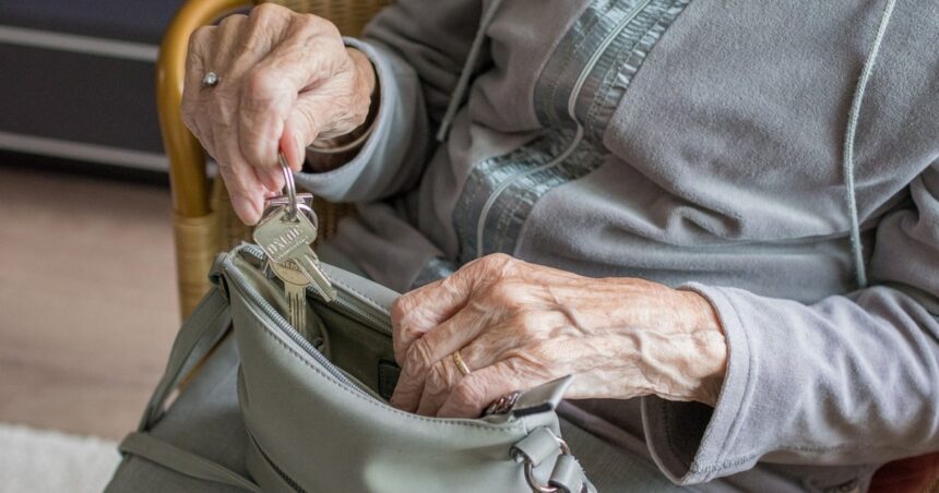 ¿Quién paga el ajuste? El 60% del recorte es por “licuación” de ingresos y solo el 27% por “motosierra” ¿Quién paga el ajuste? El 60% del recorte es por “licuación” de ingresos y solo el 27% por “motosierra”