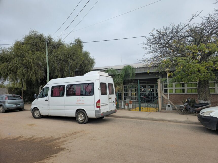 LA ESCUELA N° 5 ROBERTO SAÚL YA CUENTA CON TRANSPORTE ESCOLAR PARA SUS ALUMNOS