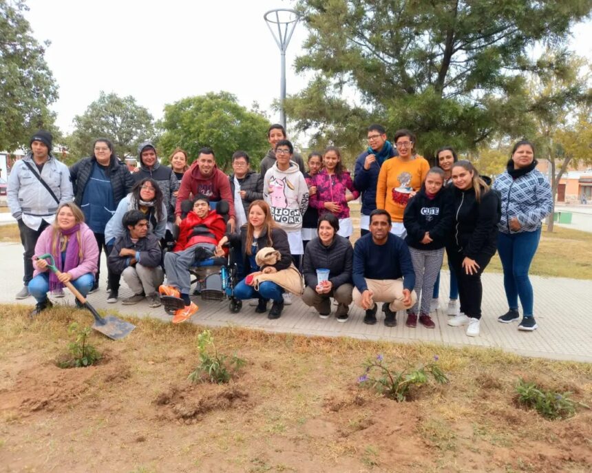 Medio Ambiente | ACOMPAÑAMOS A LOS ALUMNOS DE LA ESC. N° 5 EN LA FORESTACIÓN DE LA PLAZA 25 DE MAYO