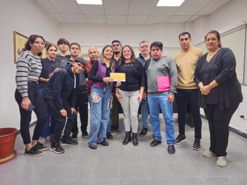 Por la Universidad Pública y Gratuita | ACOMPAÑAMOS A ESTUDIANTES DE INGENIERÍA AGROPECUARIA DE LA UNLAR