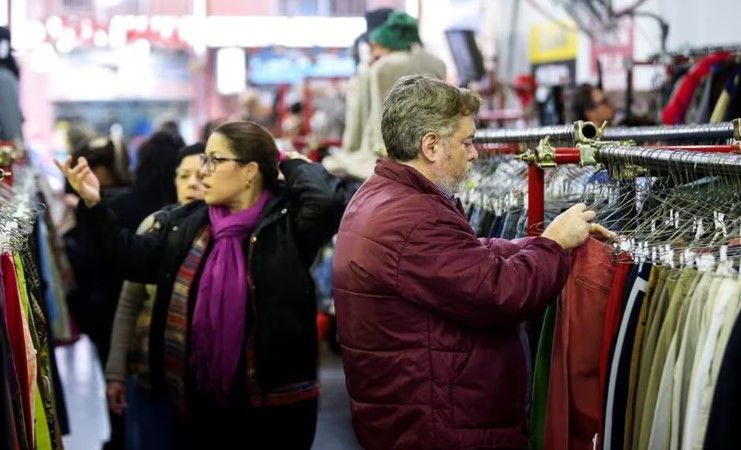 Las ventas minoristas cayeron 7,3% anual en abril, pero repuntaron en relación a marzo