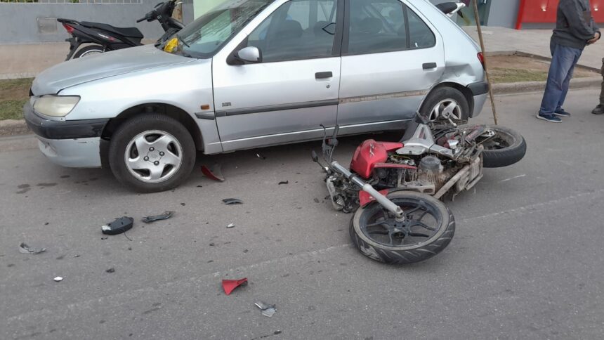 Un motociclista con graves lesiones al quedar debajo de un automóvil, luego de un siniestro vial Un motociclista con graves lesiones al quedar debajo de un automóvil, luego de un siniestro vial