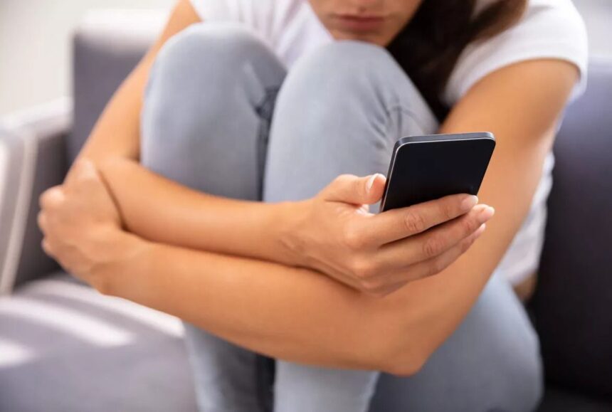 Ulapes: Una mujer compró un celular que contenía fotos intimas y está acusada de difundirlas Ulapes: Una mujer compró un celular que contenía fotos intimas y está acusada de difundirlas
