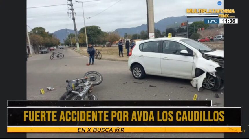 Fuerte siniestro vial en av. Ángel Vicente Peñaloza Fuerte siniestro vial en av. Ángel Vicente Peñaloza