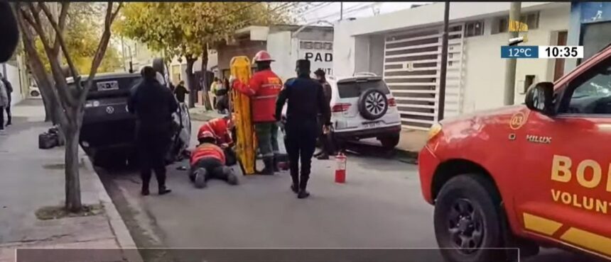 Un automóvil volcó en el macrocentro de la ciudad Un automóvil volcó en el macrocentro de la ciudad