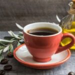 Café con aceite de oliva: cómo preparar la bebida de moda con beneficios para la salud