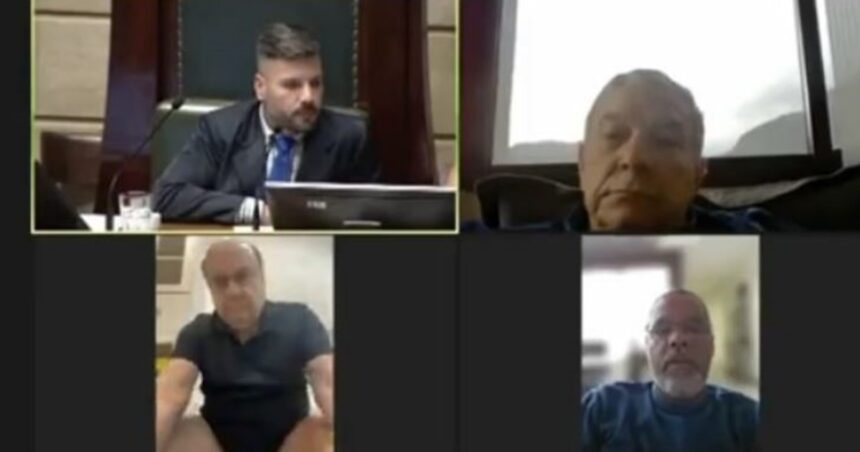 Escándalo en Brasil: un concejal se mostró sentado en el inodoro en una sesión por Zoom Escándalo en Brasil: un concejal se mostró sentado en el inodoro en una sesión por Zoom