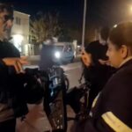 Una inspectora de tránsito realizó el control vehicular en lengua de señas