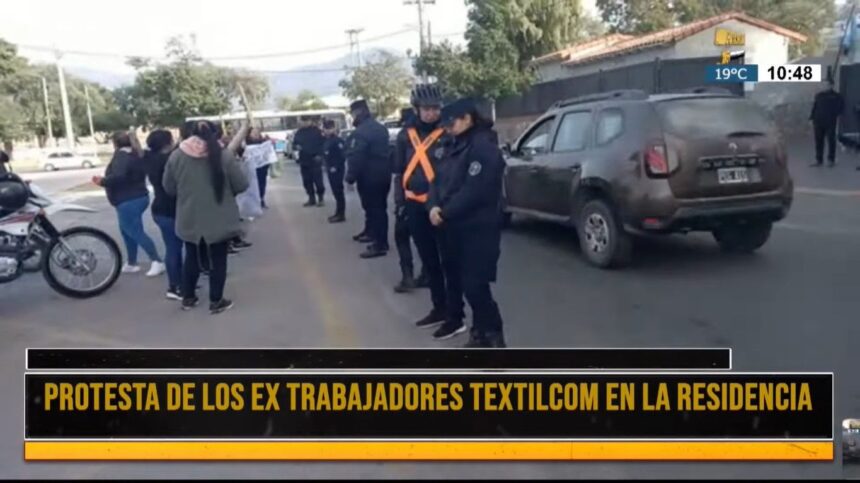 Ex trabajadores de Textilcom protestaron en la residencia del gobernador Ex trabajadores de Textilcom protestaron en la residencia del gobernador