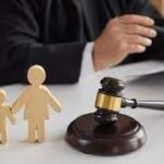 La justicia fijo una cuota alimentaria y privó de responsabilidad paternal a un progenitor