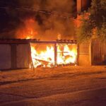 Se incendió un auto dentro del garaje de una casa, en el barrio Hospital