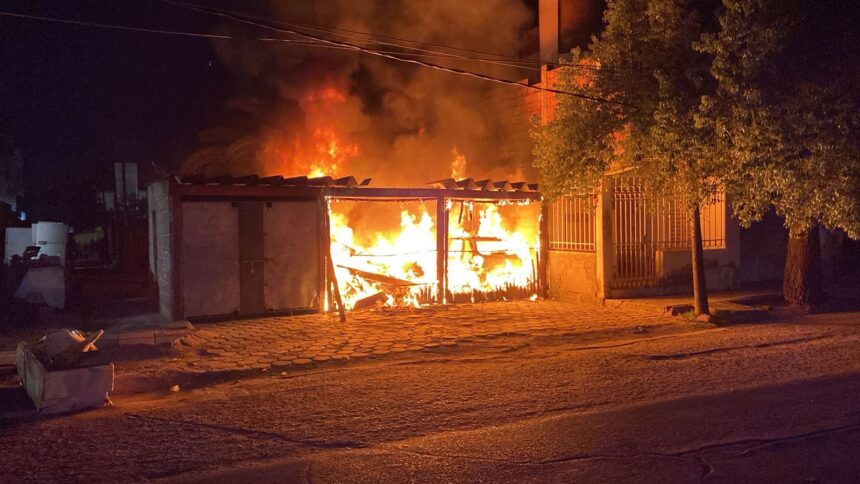 Se incendió un auto dentro del garaje de una casa, en el barrio Hospital Se incendió un auto dentro del garaje de una casa, en el barrio Hospital