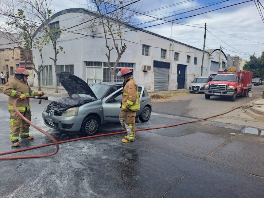 Se incendió un vehículo en calle Carmelo V. Valdez Se incendió un vehículo en calle Carmelo V. Valdez