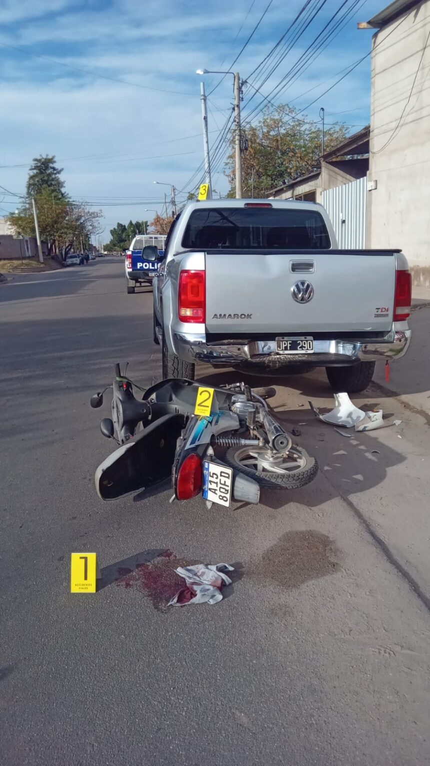 La Rioja: Motociclista chocó una camioneta Amarok que estaba estacionada La Rioja: Motociclista chocó una camioneta Amarok que estaba estacionada
