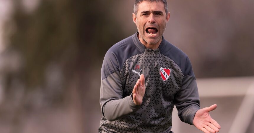 Julio Vaccari puso primera en Independiente con una ausencia inesperada y un doble turno intenso