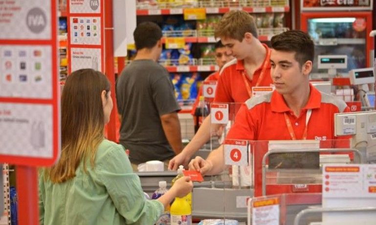 Empleados de comercio acordaron un aumento trimestral y el básico alcanzará los 8.200