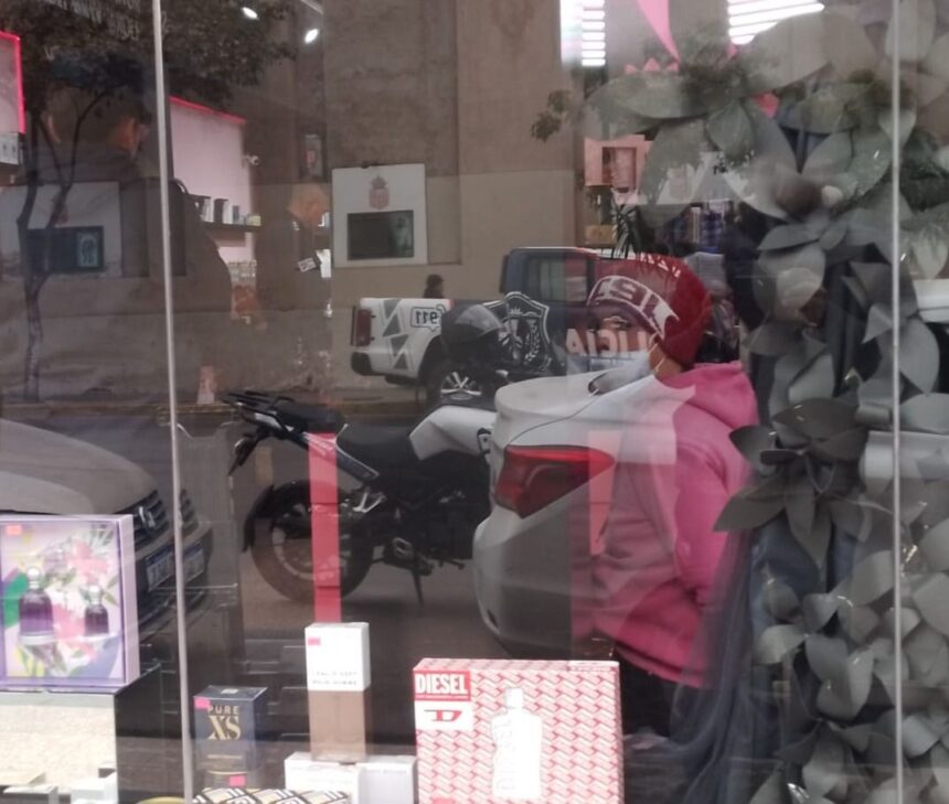 Intentó robar perfumes importados de un local céntrico, pero fue sorprendida por las empleadas Intentó robar perfumes importados de un local céntrico, pero fue sorprendida por las empleadas