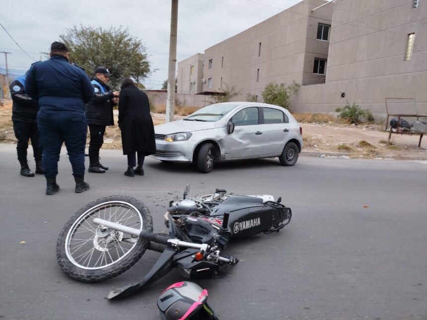 Intentó doblar en U y chocó con una motocicleta
