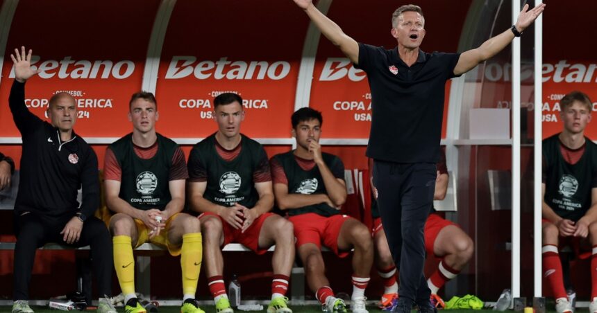 El DT de Canadá se sumó a las bombas de Bielsa: “Nos trataron como ciudadanos de segunda” El DT de Canadá se sumó a las bombas de Bielsa: “Nos trataron como ciudadanos de segunda”