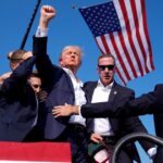 En medio del caos, Trump sacó el puño y reveló sus instintos