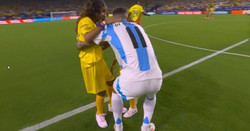 La sorpresa que recibió Ángel Di María antes de la final entre Argentina y Colombia