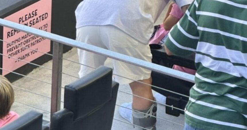 Lionel Messi fue a ver el partido de Inter Miami con una bota ortopédica en su pierna derecha Lionel Messi fue a ver el partido de Inter Miami con una bota ortopédica en su pierna derecha