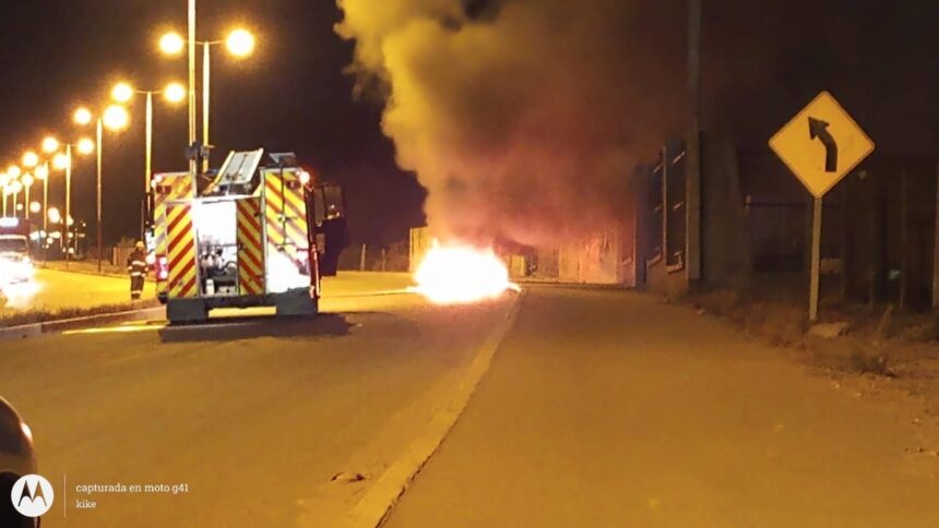 Chilecito: se incendió una camioneta por Av. Circunvalacion Chilecito: se incendió una camioneta por Av. Circunvalacion