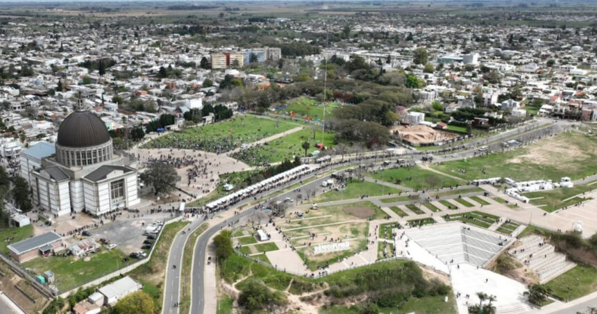 Una ciudad entera se une para ayudarlo a Messi a cumplir su promesa Una ciudad entera se une para ayudarlo a Messi a cumplir su promesa