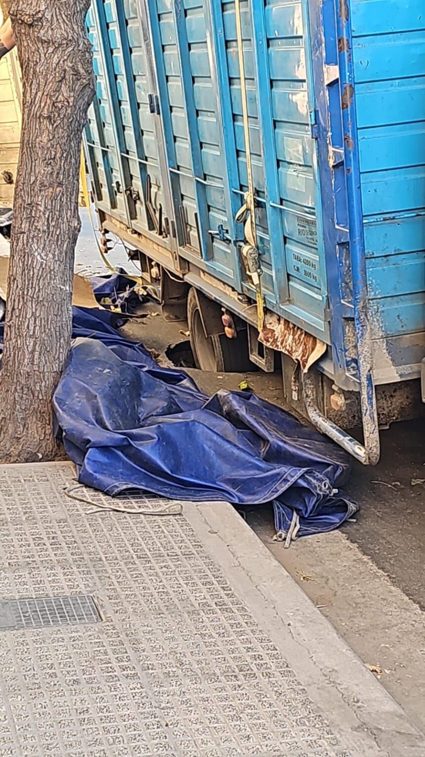 Capital: se hundió el asfalto y un camión quedó atrapado Capital: se hundió el asfalto y un camión quedó atrapado