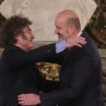 Javier Milei sale a buscar plata (pesos y dólares) y le da la 10 a Federico Sturzenegger