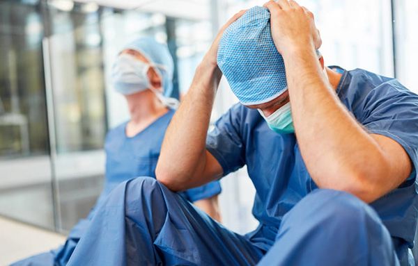 Entre 3 a 4 médicos por dia dan de baja su matrícula en La Rioja