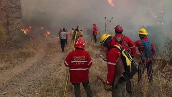 Estado del incendio en Cerro de La Cruz: “ha bajado su intensidad”, dijo David Barrera del COE