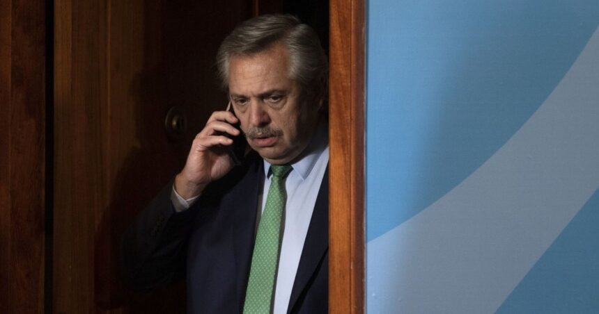 El temor al teléfono nuevo de Alberto Fernández y el dato que entusiasma a Milei El temor al teléfono nuevo de Alberto Fernández y el dato que entusiasma a Milei