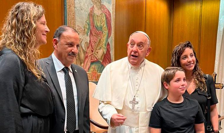 Vaticano: El Papa Francisco recibió al gobernador riojano, Ricardo Quintela y parte de su familia