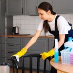 Empleadas domésticas con aumento oficializado: cuánto cobran por hora y por mes