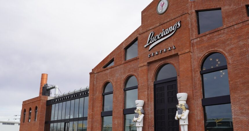 Cómo es por dentro la fábrica de Lucciano´s, la heladería argentina que elige el Papa Francisco Cómo es por dentro la fábrica de Lucciano´s, la heladería argentina que elige el Papa Francisco