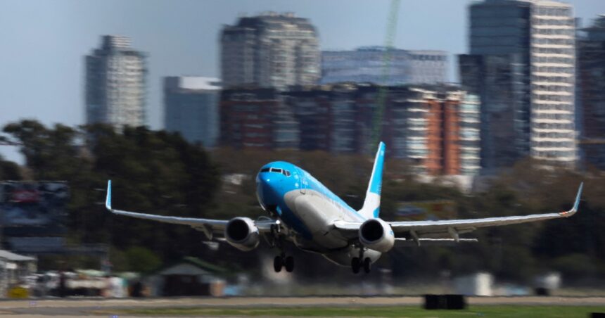 El Gobierno reglamentó la esencialidad del transporte aerocomercial: qué dice el decreto El Gobierno reglamentó la esencialidad del transporte aerocomercial: qué dice el decreto