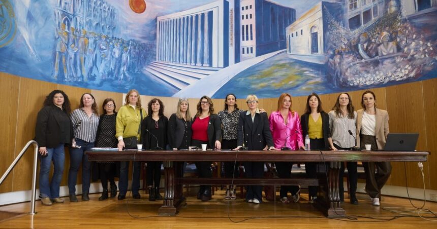 Alertan sobre el ciberacoso a mujeres periodistas que restringe la libertad de expresión Alertan sobre el ciberacoso a mujeres periodistas que restringe la libertad de expresión