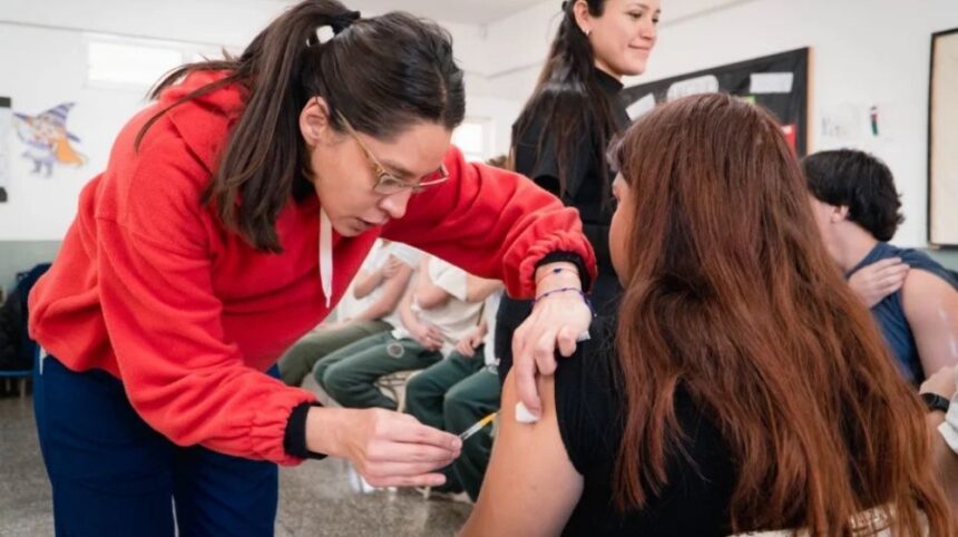 La Rioja amplía la vacunación gratuita contra el dengue a jóvenes de hasta 25 años La Rioja amplía la vacunación gratuita contra el dengue a jóvenes de hasta 25 años