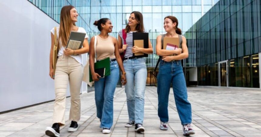 Día del Estudiante 2024: los mejores mensajes para compartir por WhatsApp