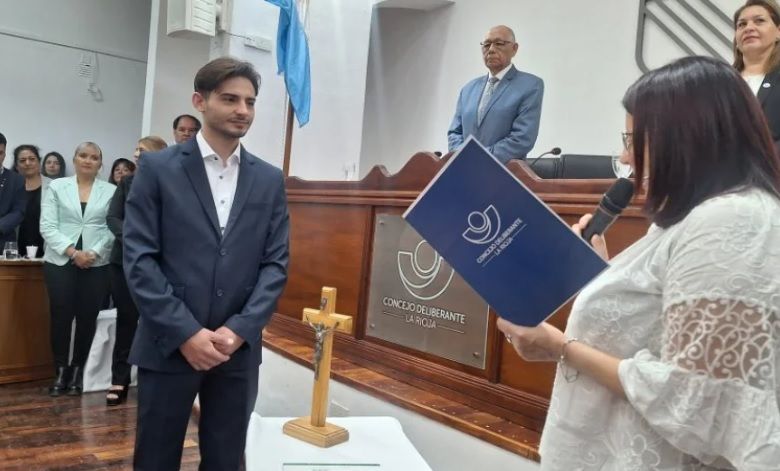 Ángel Ávila asumió como nuevo concejal capitalino Ángel Ávila asumió como nuevo concejal capitalino